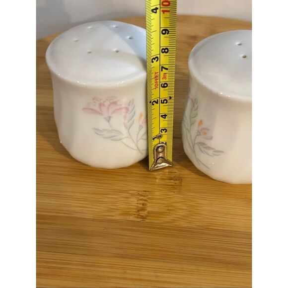 Vintage Corelle Pink Trio salt and pepper shakers - Picture 8 of 9